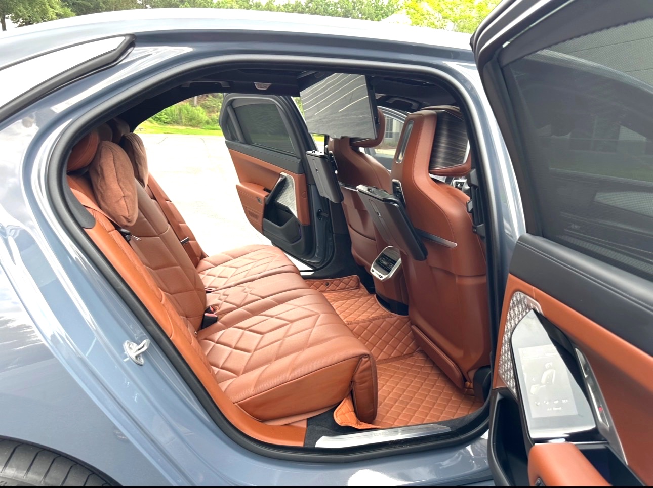 Used 2024 BMW i7 eDrive50 w/ M Sport Package RWD image 13