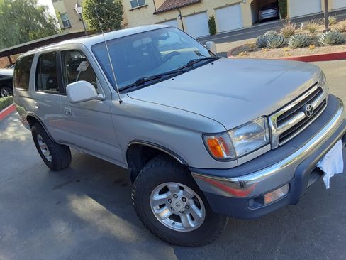 Used 2000 Toyota 4Runner SR5 image 10