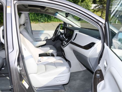 Used 2015 Toyota Sienna XLE FWD image 13