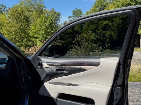 Used 2016 Lexus LS 600h L image 14