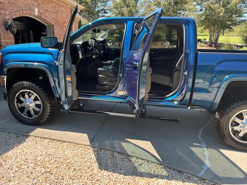Used 2017 GMC Sierra 1500 SLT w/ Suspension Package, Off-Road AWD/4WD image 10