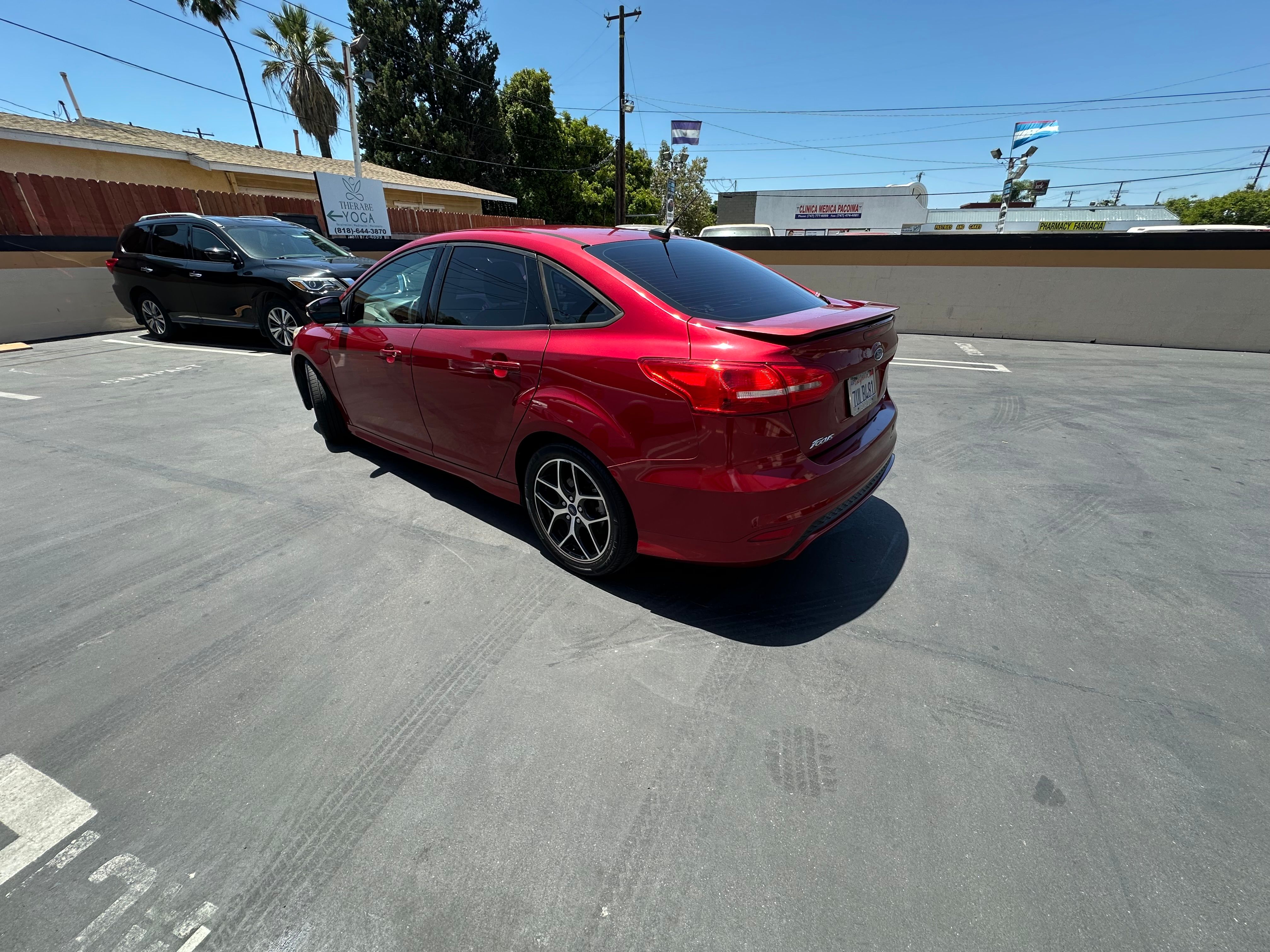 Used 2016 Ford Focus SE w/ SE Sport Package FWD image 1