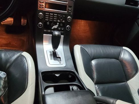 Used 2010 Volvo V70 R-Design image 10