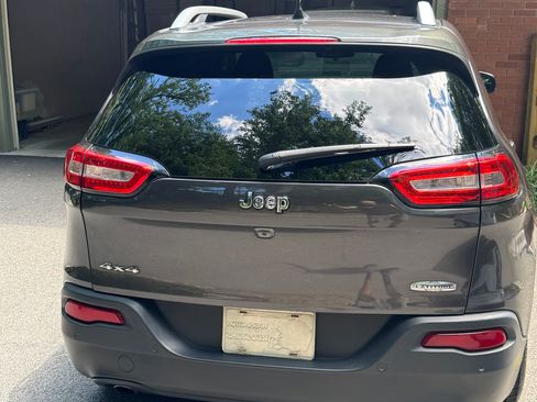 Used 2017 Jeep Cherokee Latitude w/ Safety/Convenience Group AWD/4WD image 4