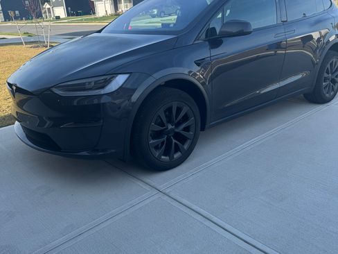 Used 2024 Tesla Model X image 11