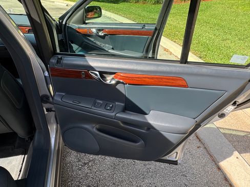 Used 2004 Cadillac De Ville Sedan w/ Equipment Group image 20