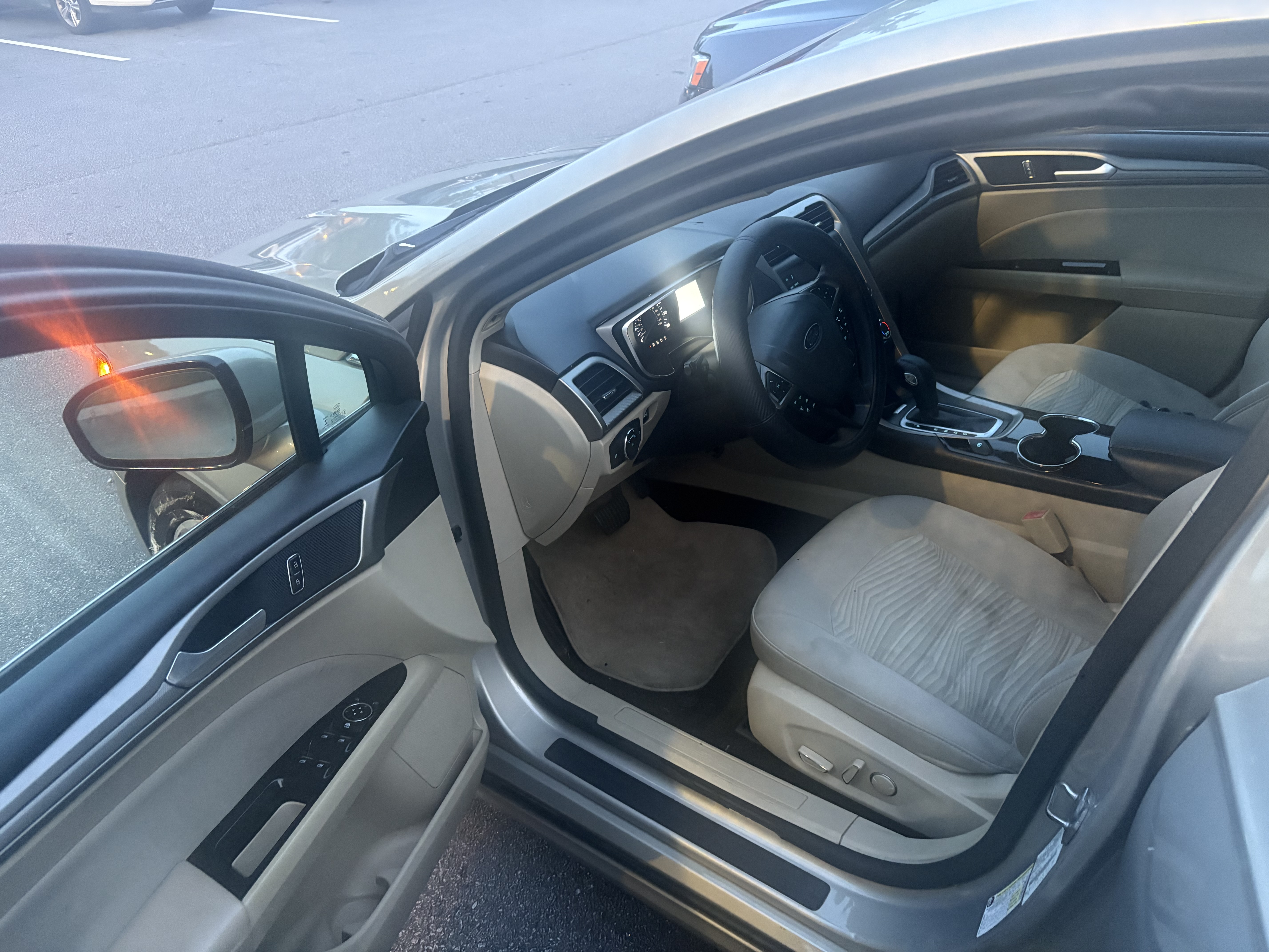 Used 2016 Ford Fusion SE FWD image 11