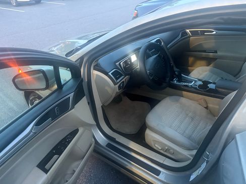 Used 2016 Ford Fusion SE FWD image 11