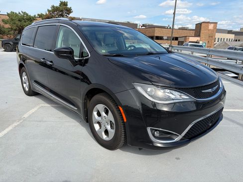 Used 2017 Chrysler Pacifica Touring-L Plus w/ Advanced Safetytec Group FWD image 6