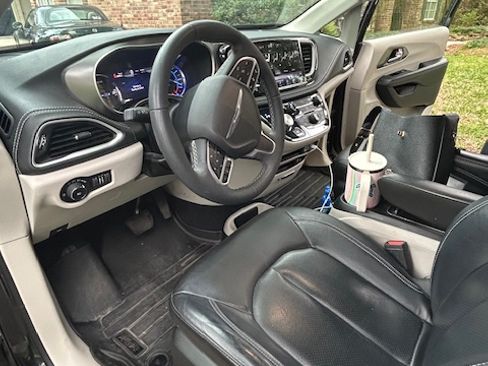 Used 2022 Chrysler Pacifica Touring-L FWD image 11