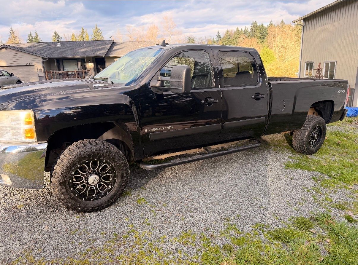 Used 2007 Chevrolet Silverado 2500 LTZ w/ Safety Package AWD/4WD image 2