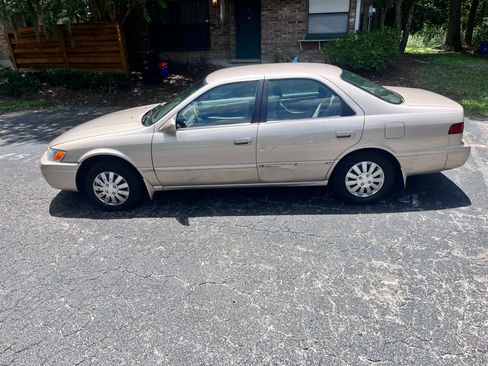 Used 1999 Toyota Camry LE w/ Value Pkg FWD image 28