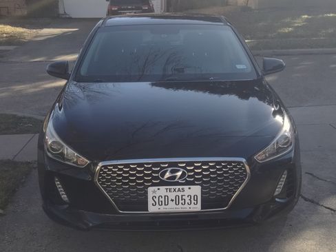 Used 2018 Hyundai Elantra GT image 2