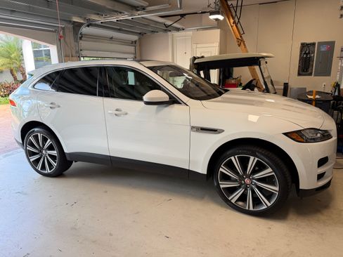 Used 2018 Jaguar F-PACE Prestige image 12