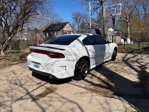 Used 2018 Dodge Charger SXT Plus RWD image 2