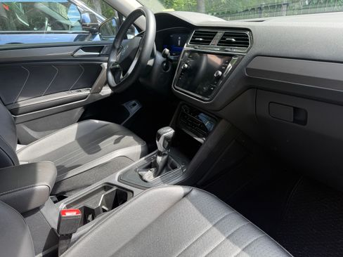 Used 2022 Volkswagen Tiguan SE FWD image 8