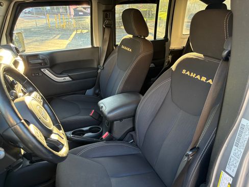 Used 2015 Jeep Wrangler Unlimited Sahara w/ Connectivity Group AWD/4WD image 11