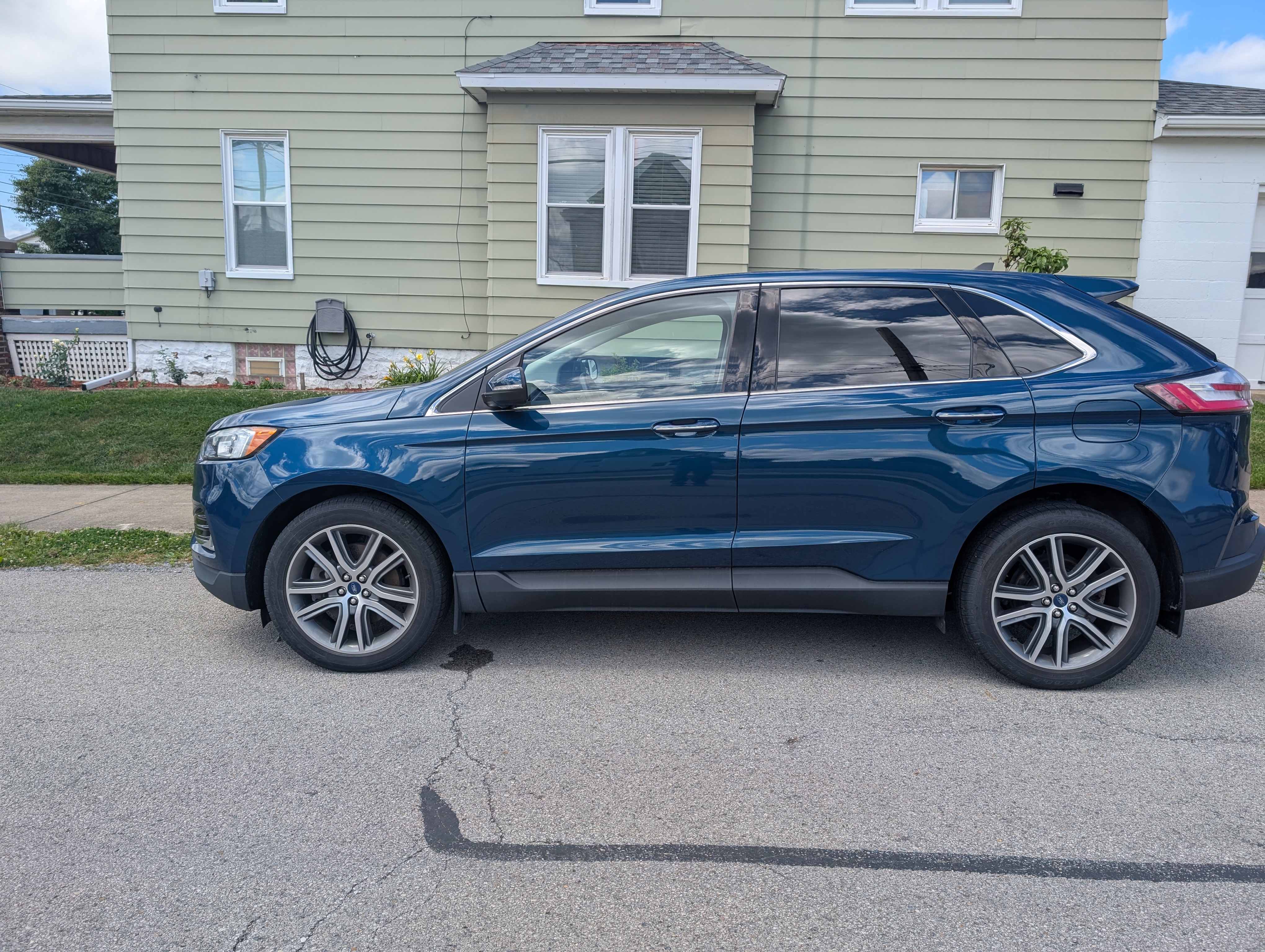 Used 2020 Ford Edge Titanium w/ Class II Trailer Tow Package AWD/4WD image 2