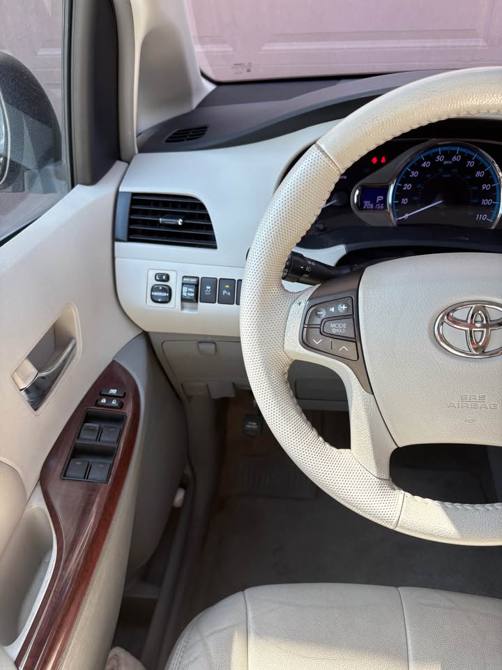 Used 2013 Toyota Sienna XLE FWD image 15