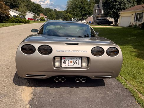 Used 1999 Chevrolet Corvette Coupe w/ Memory Pkg RWD image 2