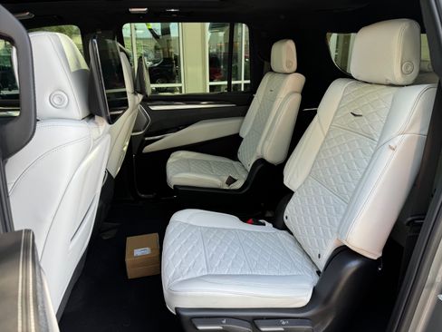 Used 2025 Cadillac Escalade ESV V image 4