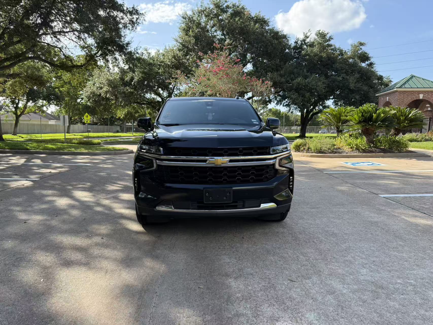 Used 2022 Chevrolet Suburban LS RWD image 1