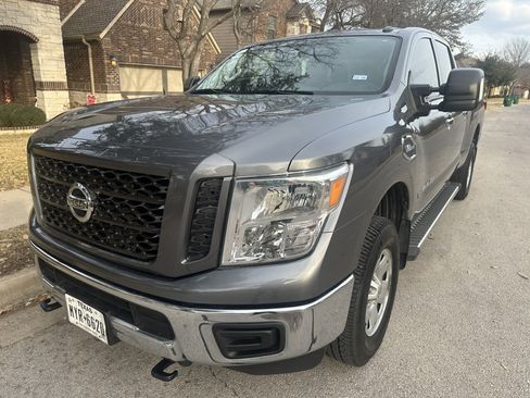 Used 2019 Nissan Titan SV image 13