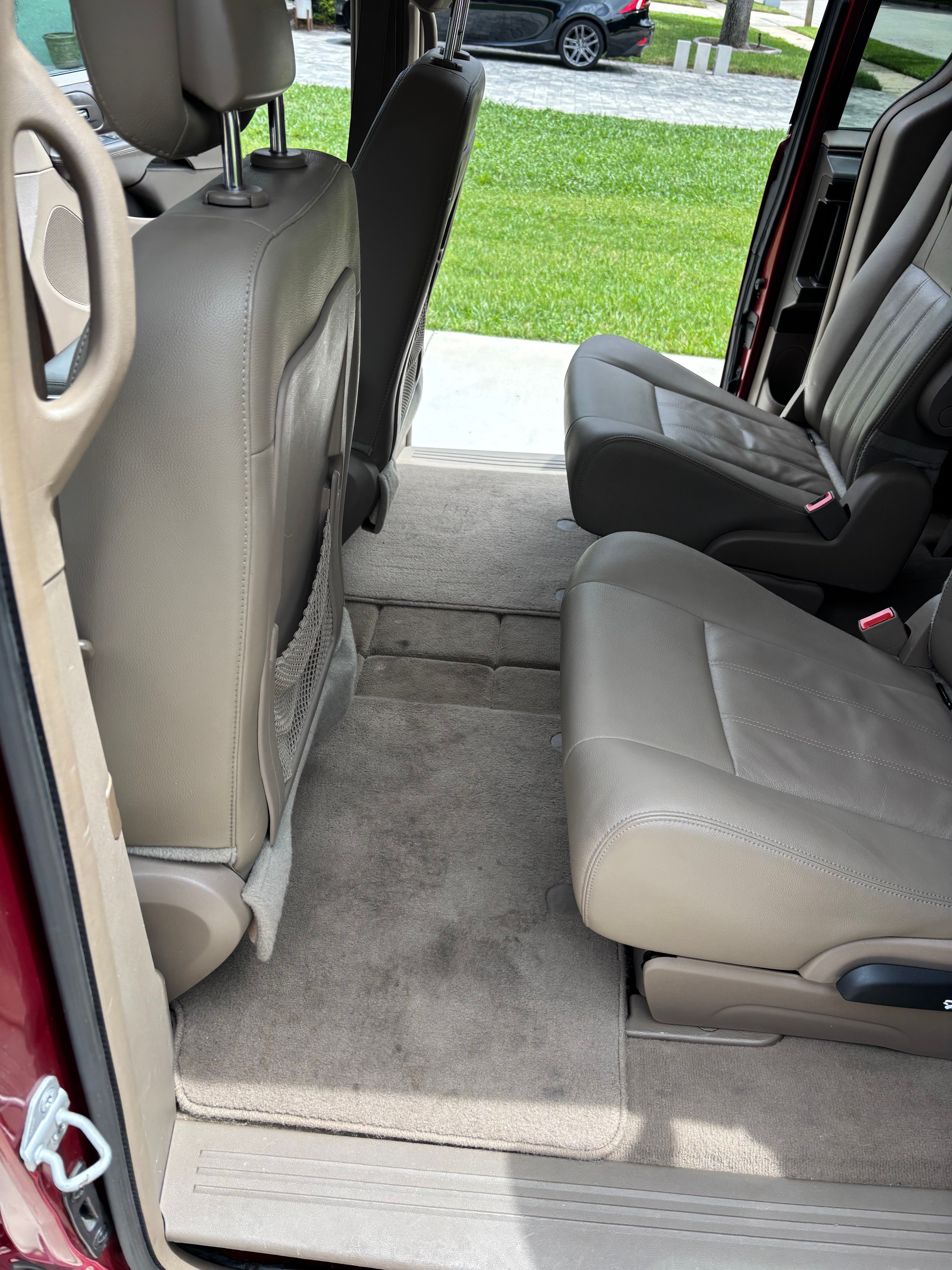 Used 2016 Chrysler Town & Country LX FWD image 10
