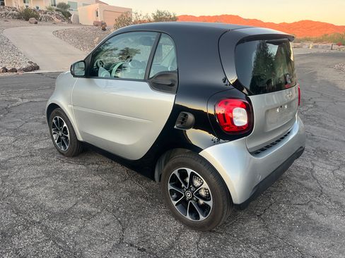 Used 2016 smart fortwo passion image 8