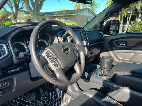 Used 2019 Nissan Titan SV w/ SV Convenience Package image 15