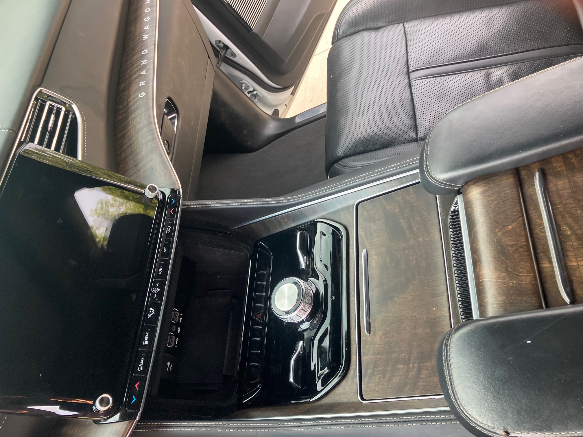 Used 2023 Jeep Grand Wagoneer Series II AWD/4WD image 19