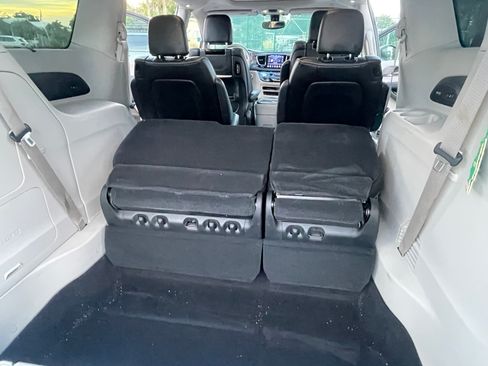 Used 2018 Chrysler Pacifica Limited FWD image 28