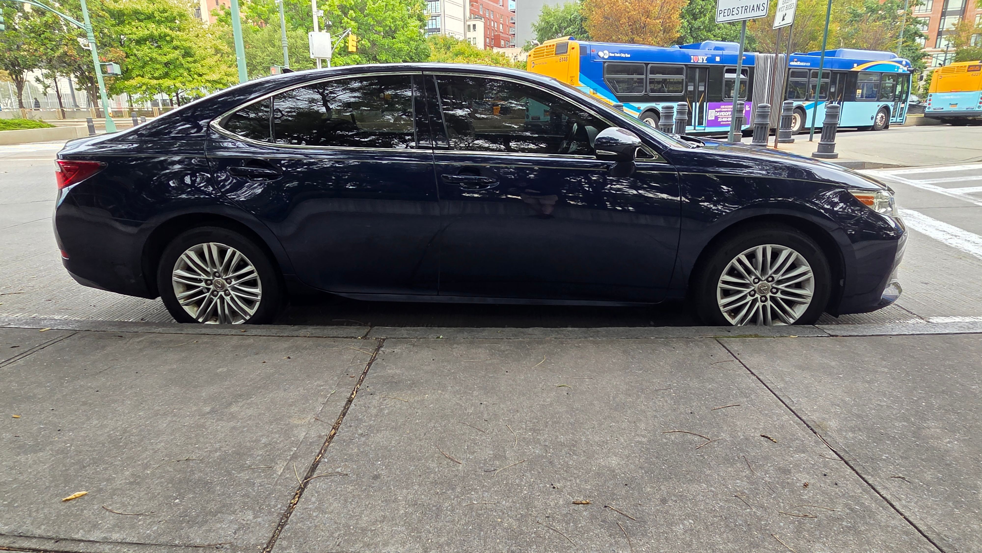 Used 2014 Lexus ES 350 w/ Luxury Package FWD image 5