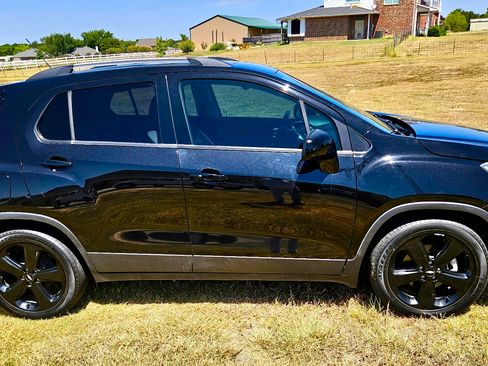 Used 2019 Chevrolet Trax Premier w/ Midnight Edition FWD image 2