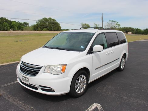 Used 2016 Chrysler Town & Country Touring FWD image 1