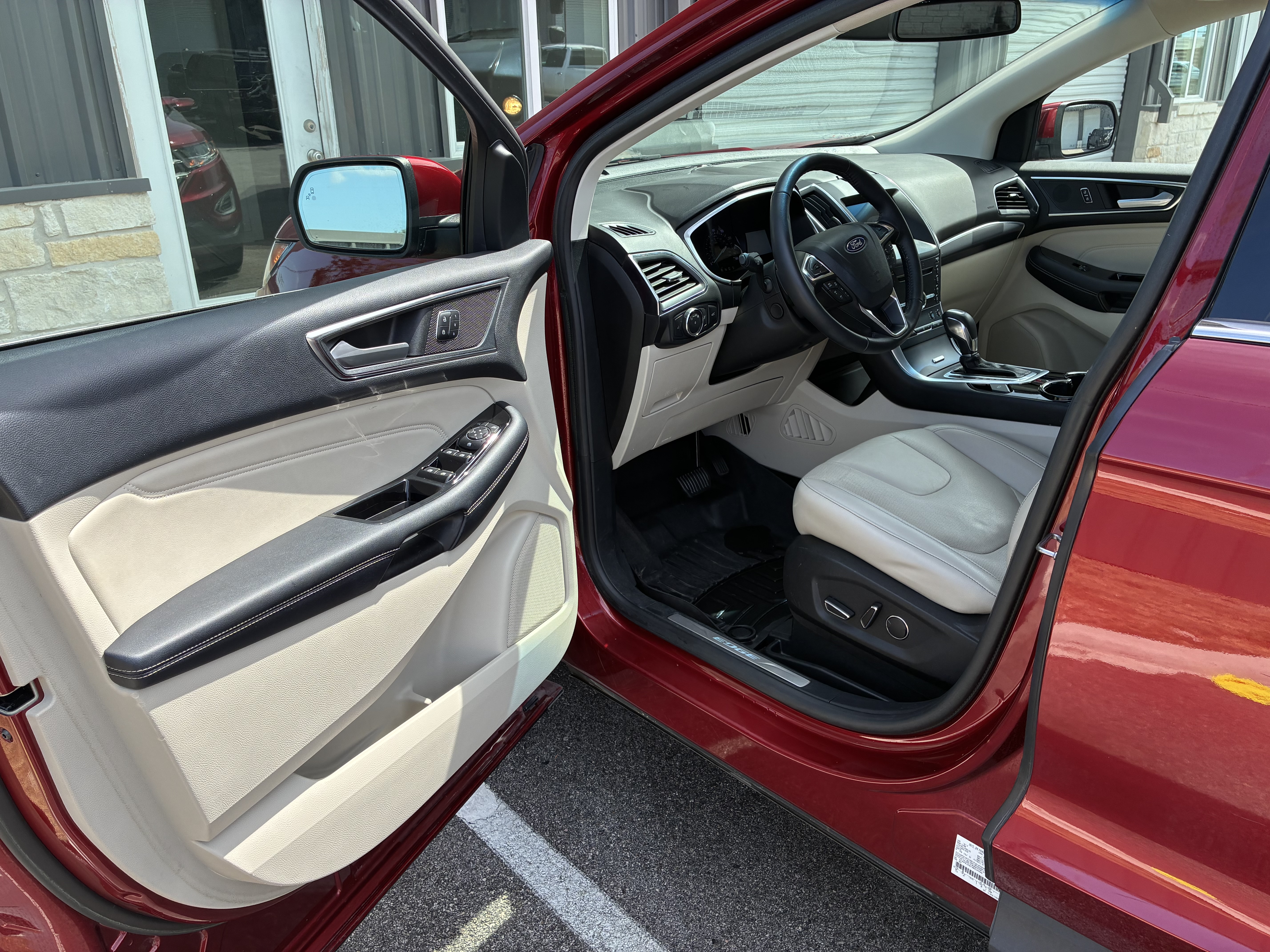 Used 2018 Ford Edge Titanium w/ Equipment Group 301A FWD image 10