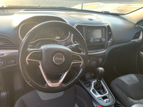Used 2018 Jeep Cherokee Latitude w/ Altitude Package FWD image 8