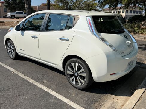 Used 2013 Nissan Leaf SL w/ Premium Pkg FWD image 2