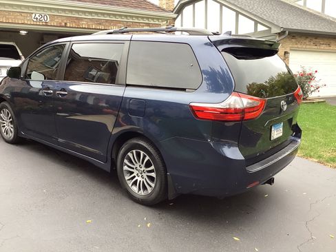 Used 2020 Toyota Sienna XLE image 5