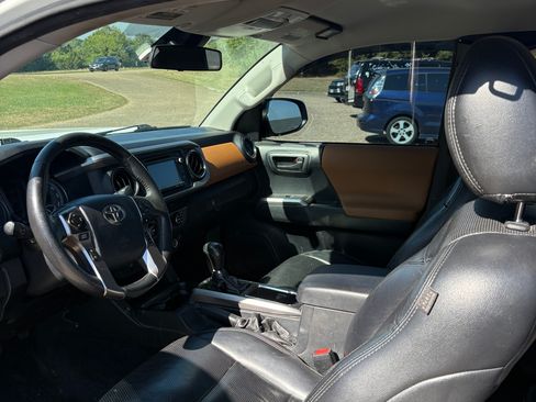 Used 2019 Toyota Tacoma SR5 w/ SR5 Appearance Package (SM) RWD image 12