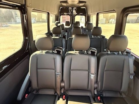 Used 2024 Mercedes-Benz Sprinter 2500 image 4