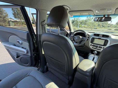 Used 2016 Kia Soul EV + FWD image 24