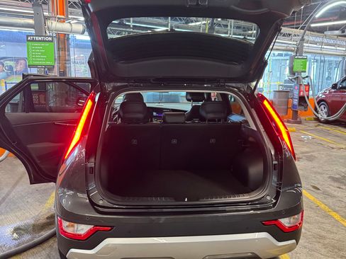 Used 2025 Kia Niro EX image 16