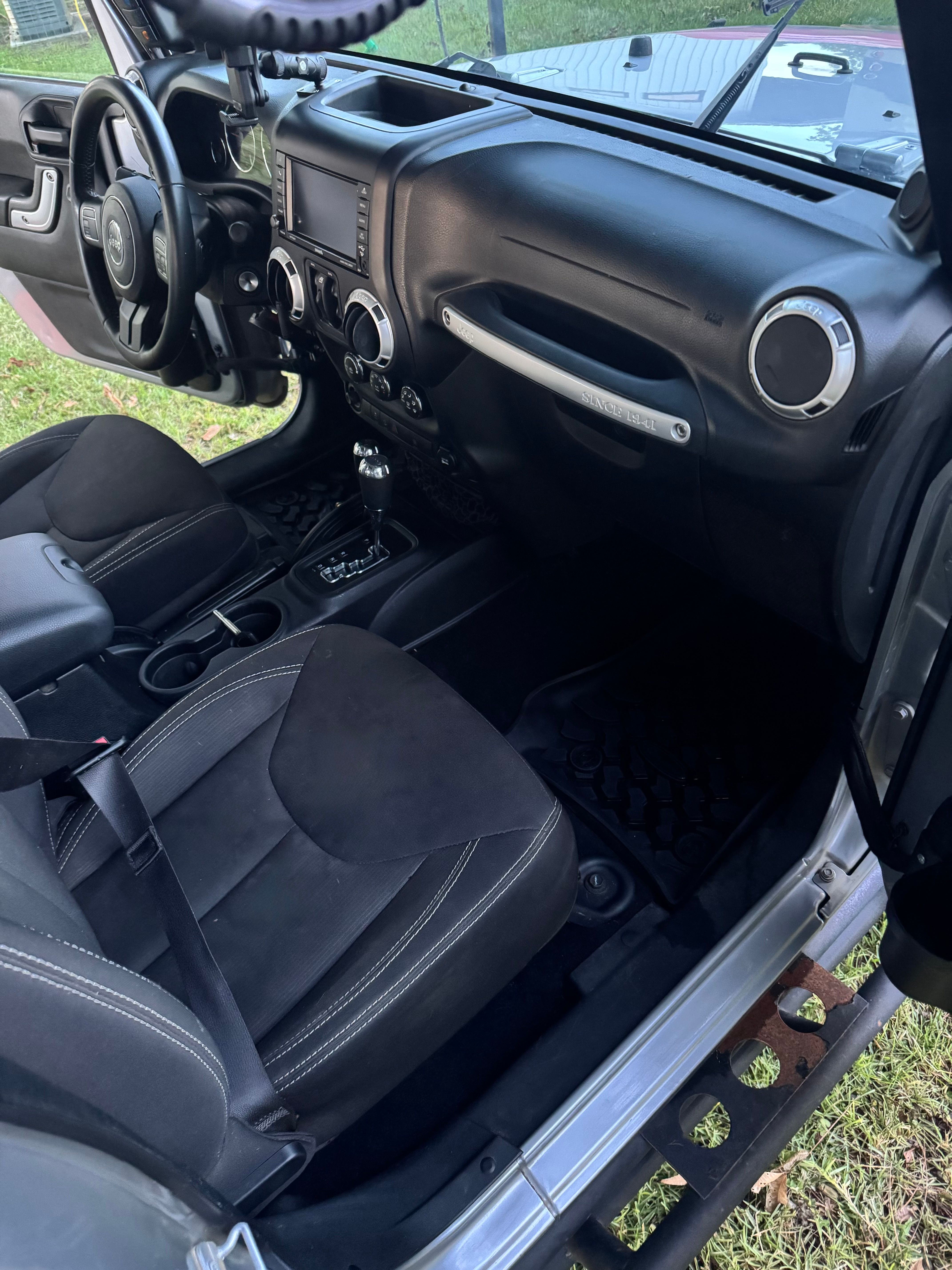 Used 2014 Jeep Wrangler Unlimited Rubicon w/ Max Tow Package AWD/4WD image 2