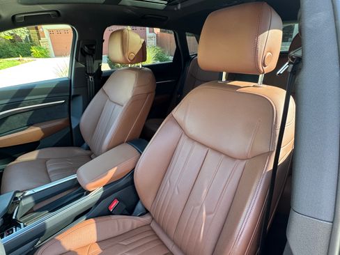 Used 2019 Audi e-tron Prestige w/ Prestige Package image 5