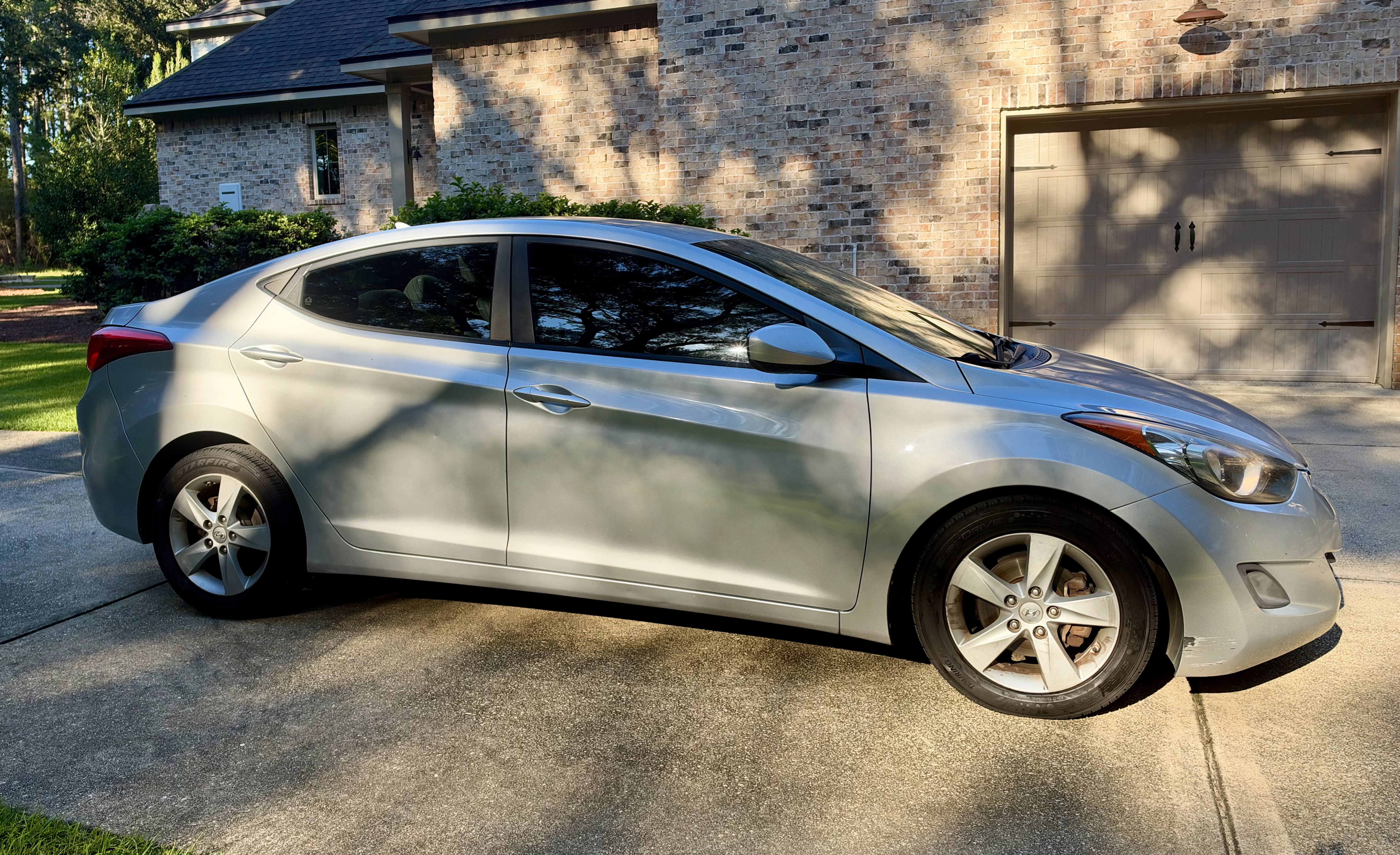 Used 2013 Hyundai Elantra GLS FWD image 2