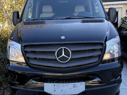 Used 2015 Mercedes-Benz Sprinter 2500 image 1