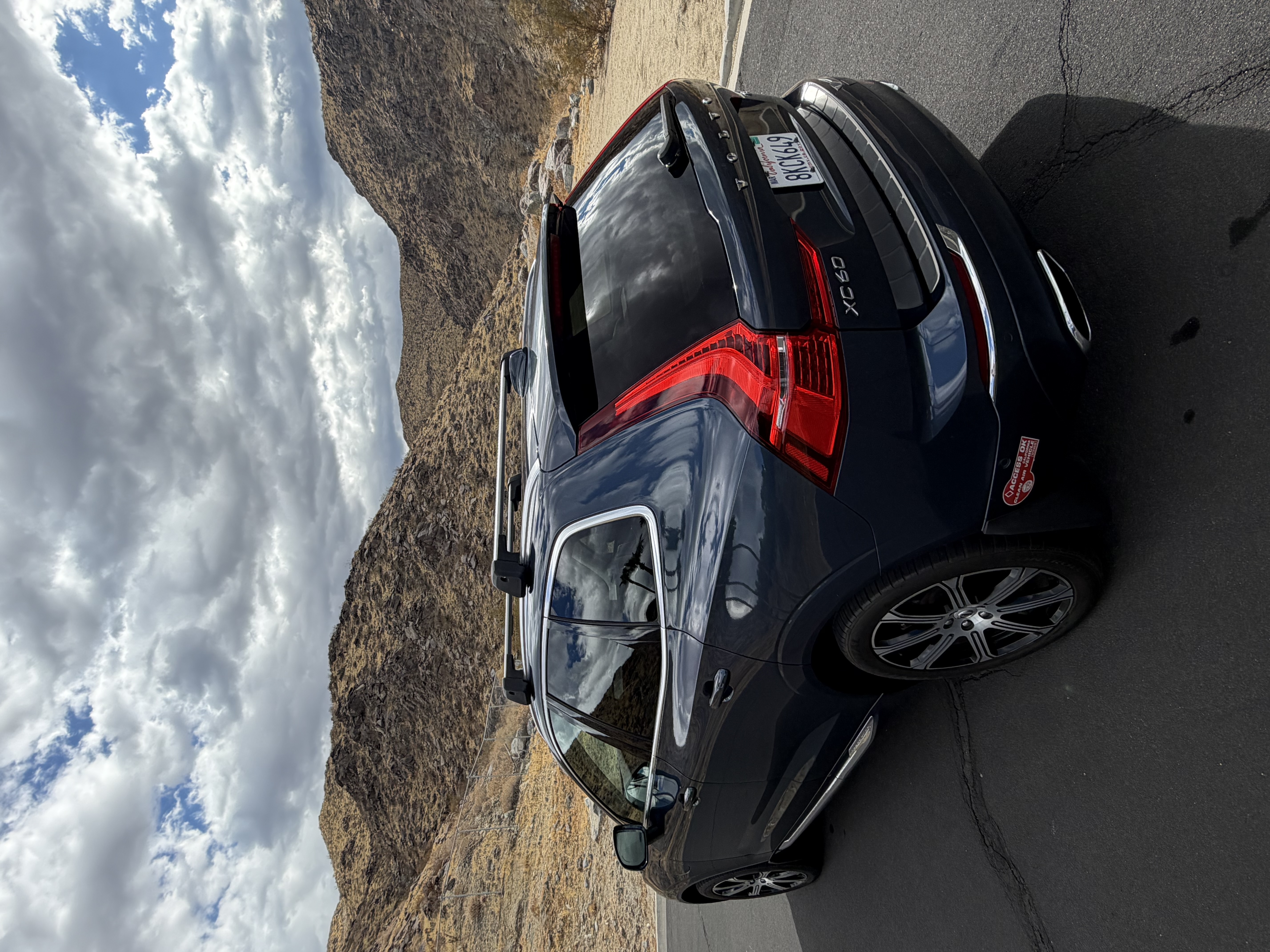 Used 2018 Volvo XC60 T8 Inscription w/ Luxury Seat Package AWD/4WD image 5