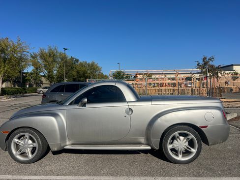 Used 2004 Chevrolet SSR w/ Preferred Equipment Group image 5