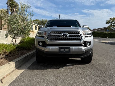 Used 2017 Toyota Tacoma TRD Sport w/ Exterior Package AWD/4WD image 14